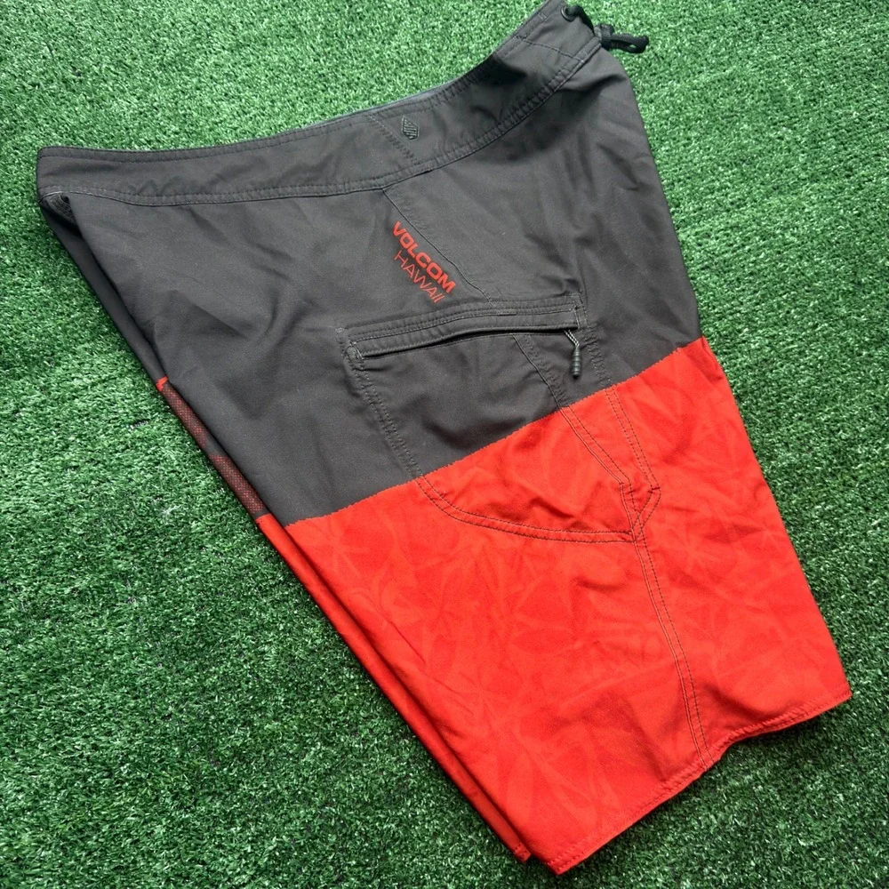 Vintage Y2K surf Volcom Mod-Tech Board Shorts Men 34 Black Red Hawaii Swim Trunk
